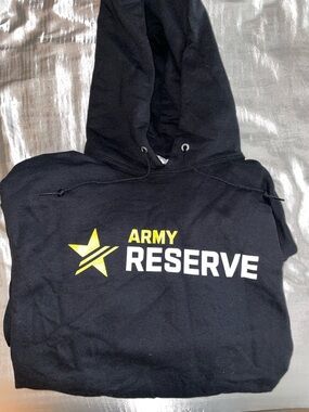 Army Reserve Black Hooded Sweatshirt Long Sleeve. Men’s Size L.